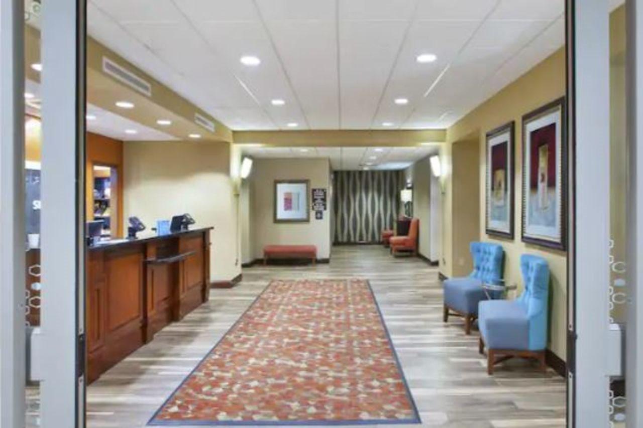 Hampton Inn & Suites Wichita-Northeast Екстериор снимка