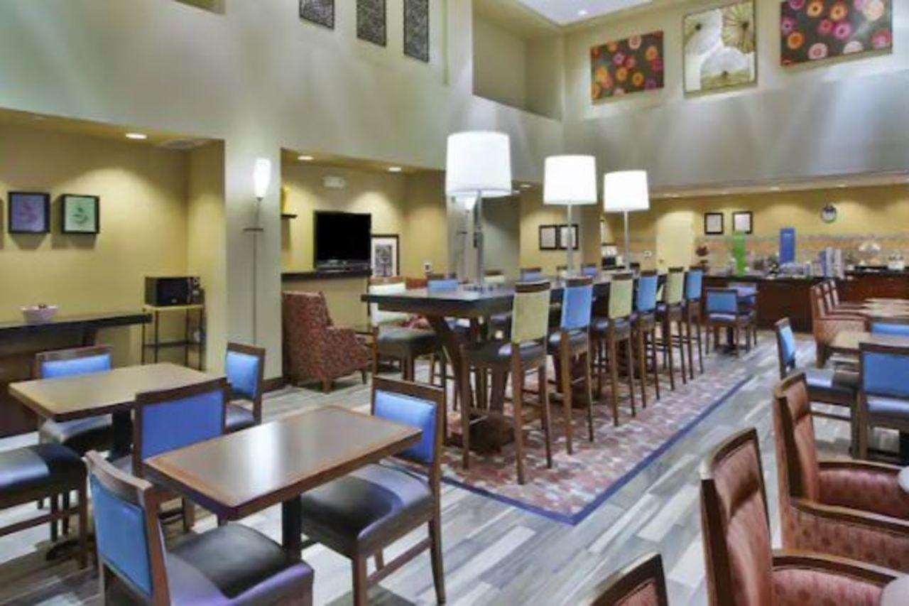 Hampton Inn & Suites Wichita-Northeast Екстериор снимка
