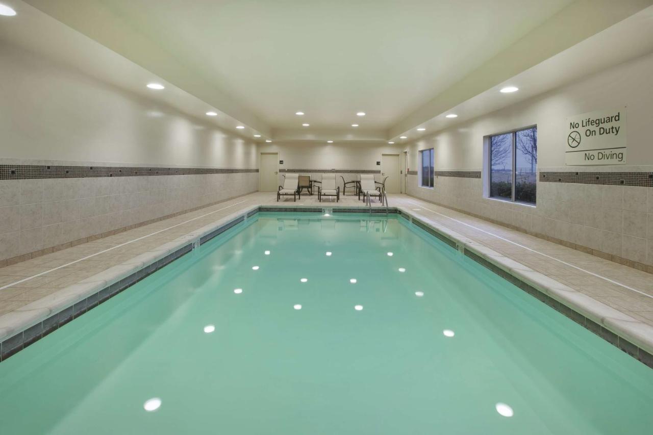 Hampton Inn & Suites Wichita-Northeast Екстериор снимка