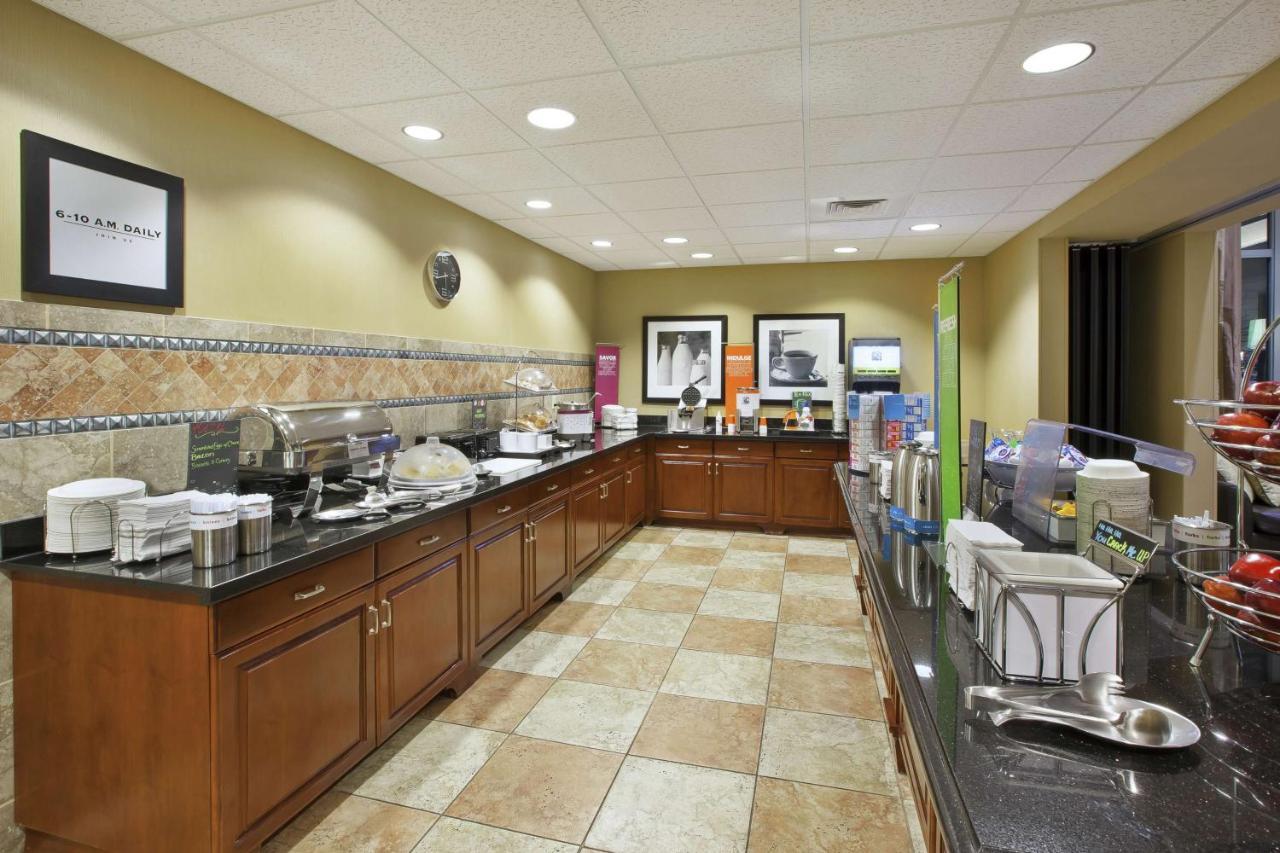 Hampton Inn & Suites Wichita-Northeast Екстериор снимка