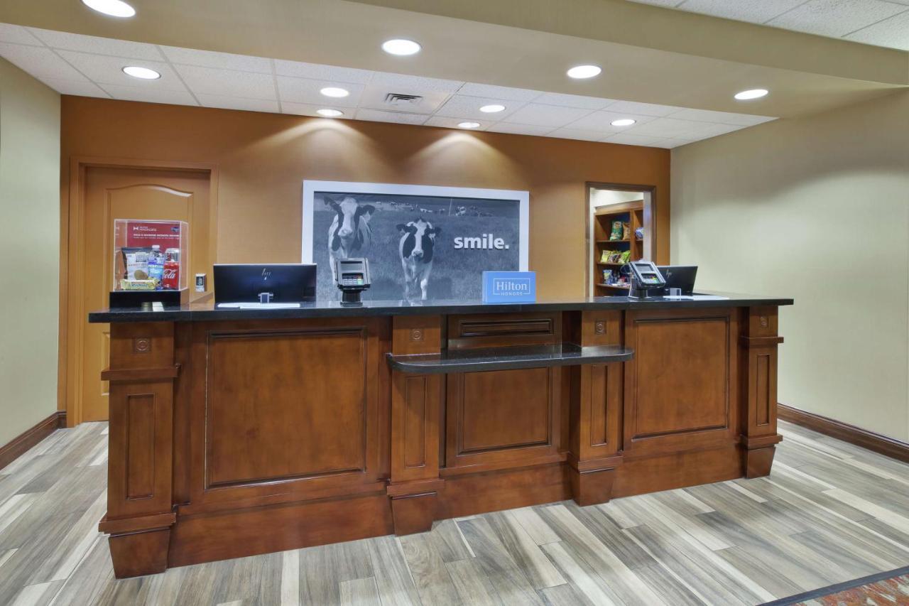 Hampton Inn & Suites Wichita-Northeast Екстериор снимка