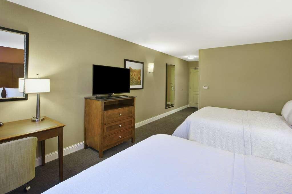 Hampton Inn & Suites Wichita-Northeast Стая снимка