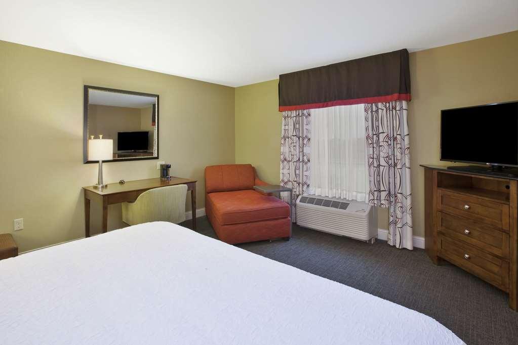 Hampton Inn & Suites Wichita-Northeast Стая снимка