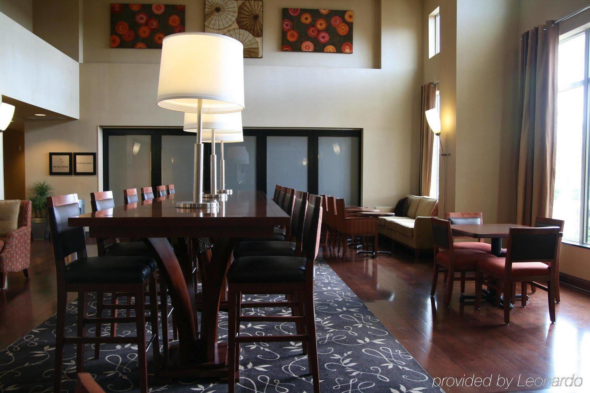 Hampton Inn & Suites Wichita-Northeast Ресторант снимка