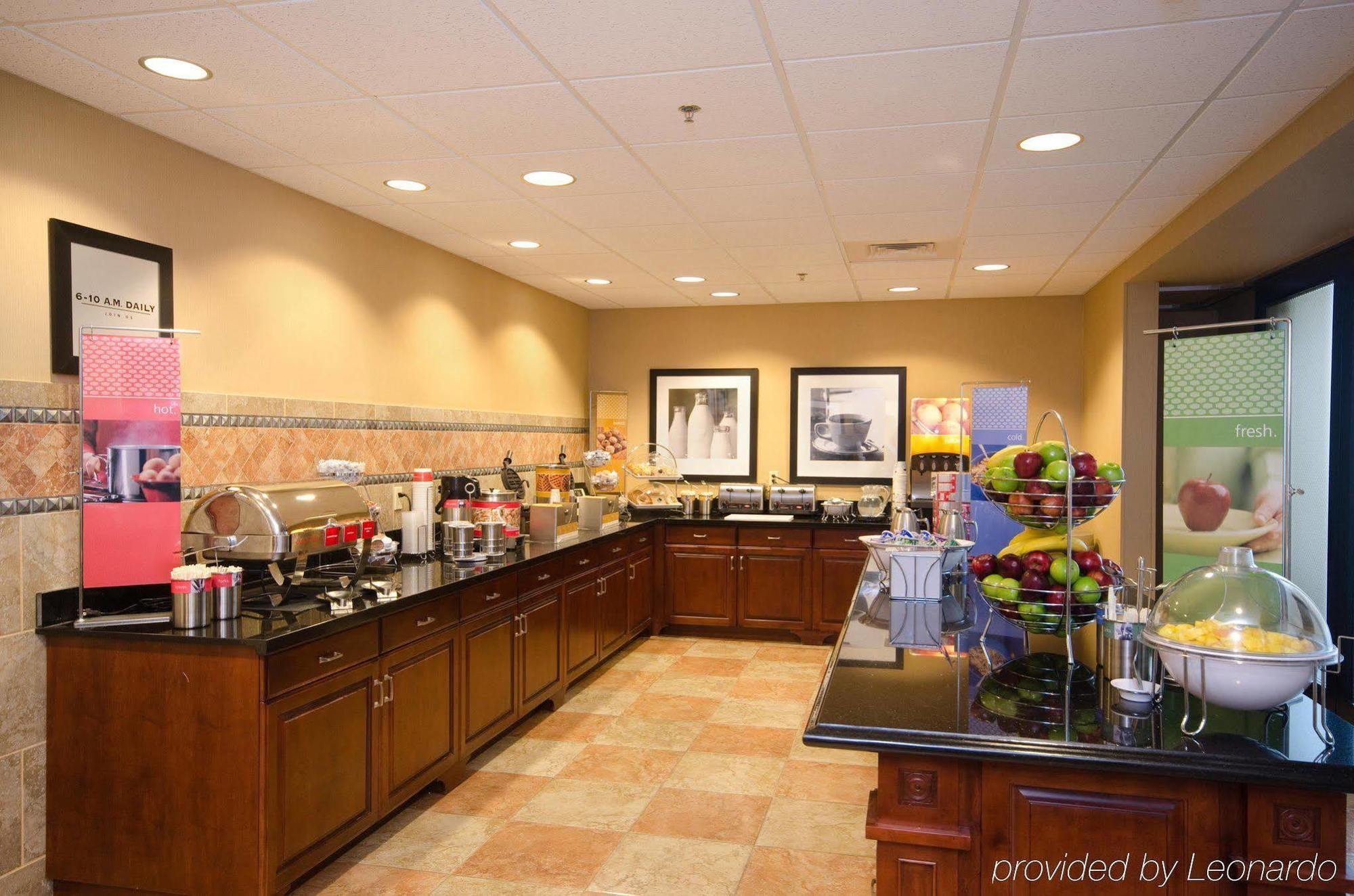 Hampton Inn & Suites Wichita-Northeast Ресторант снимка