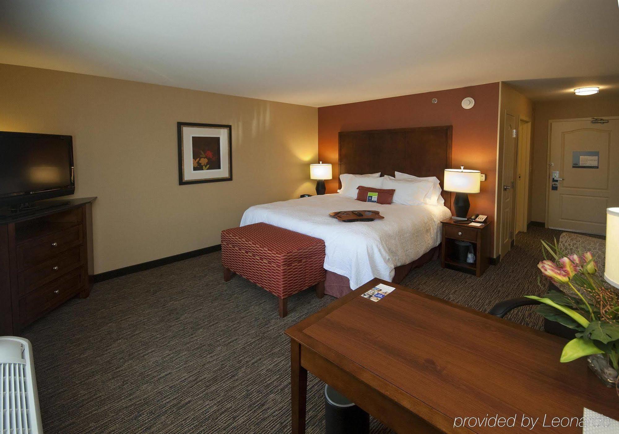 Hampton Inn & Suites Wichita-Northeast Стая снимка