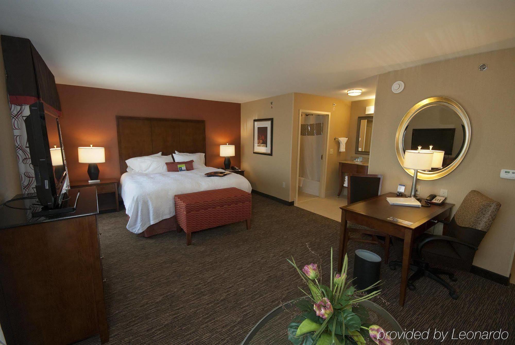 Hampton Inn & Suites Wichita-Northeast Стая снимка
