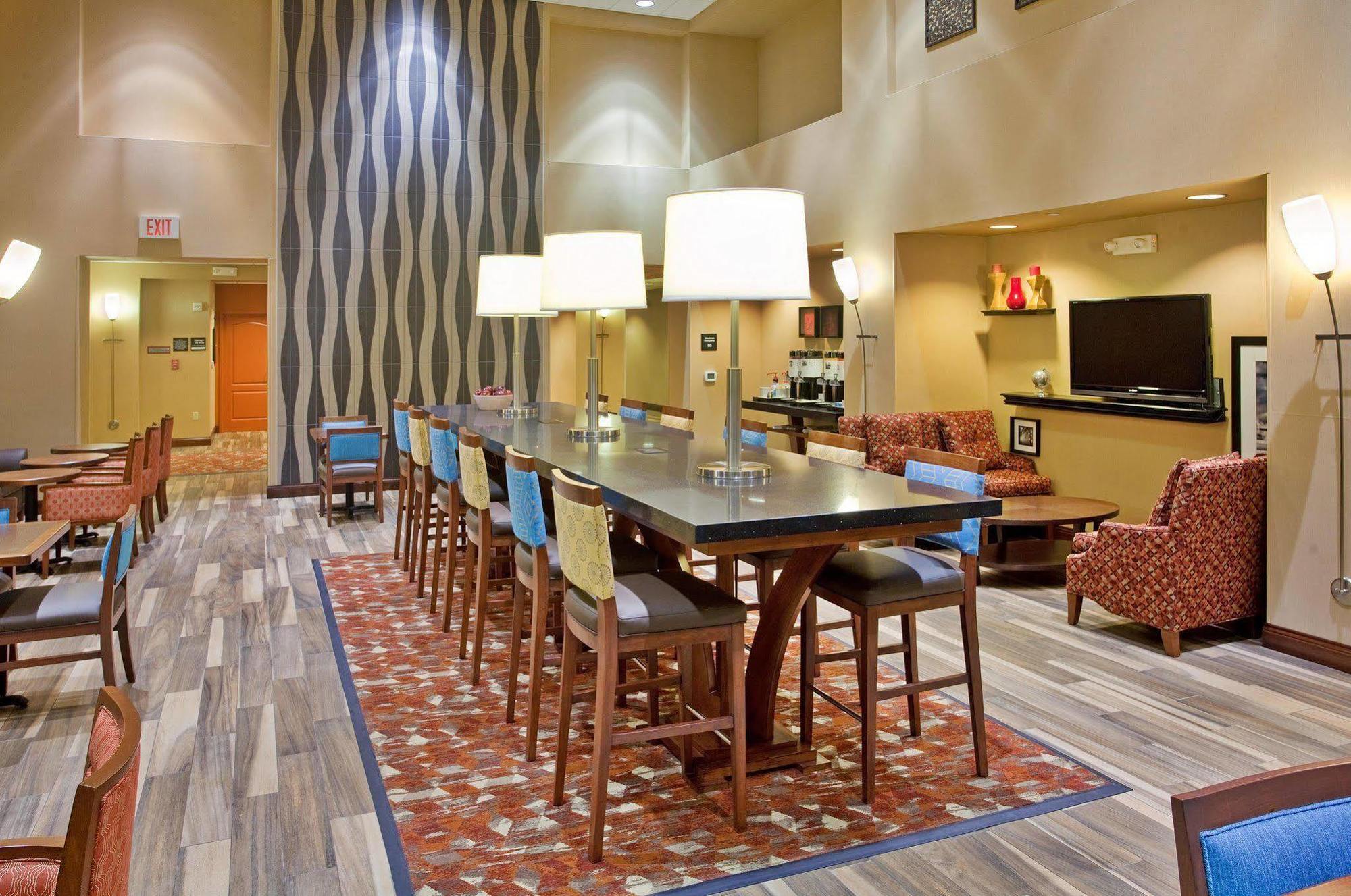 Hampton Inn & Suites Wichita-Northeast Екстериор снимка