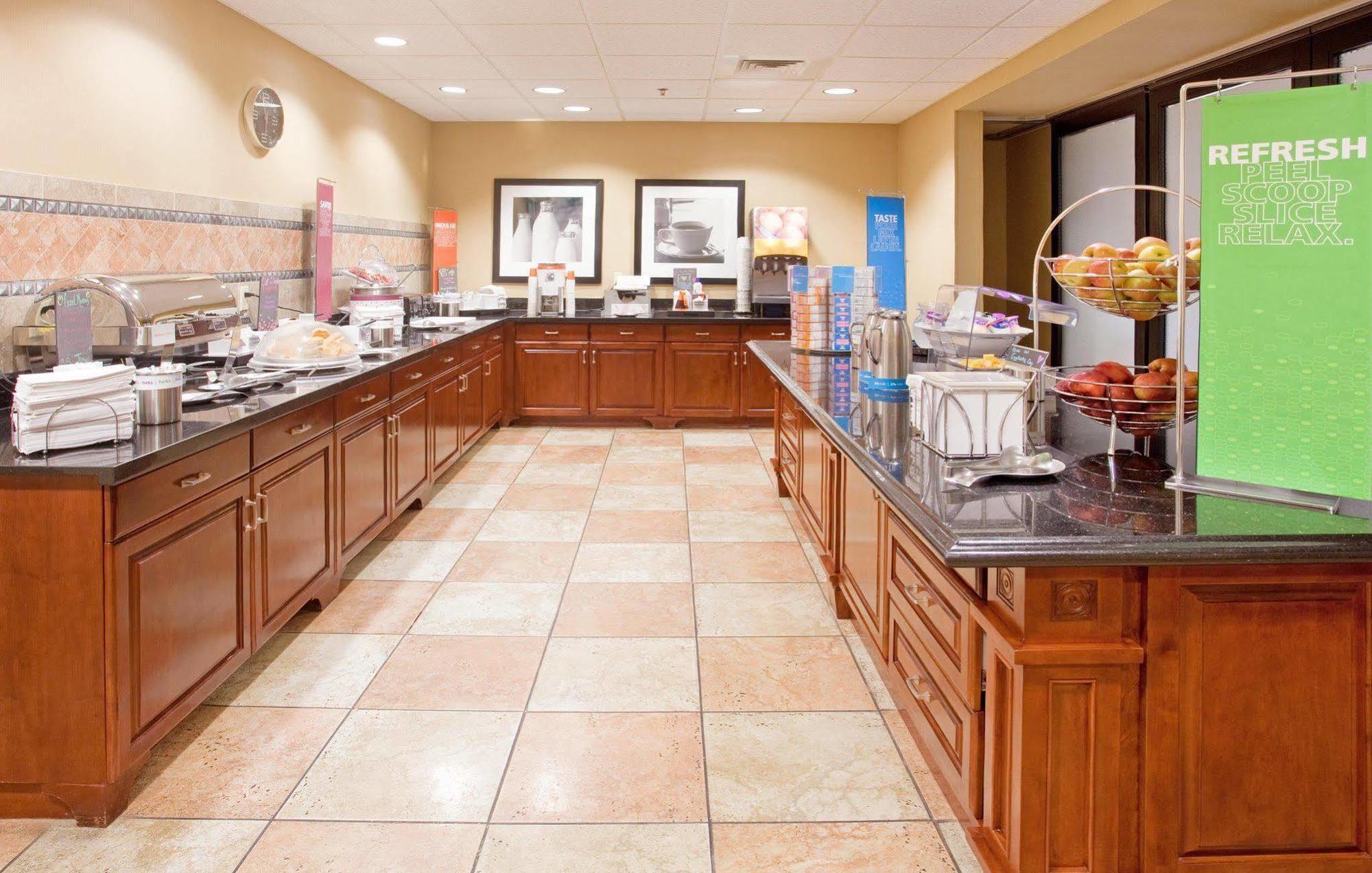 Hampton Inn & Suites Wichita-Northeast Екстериор снимка
